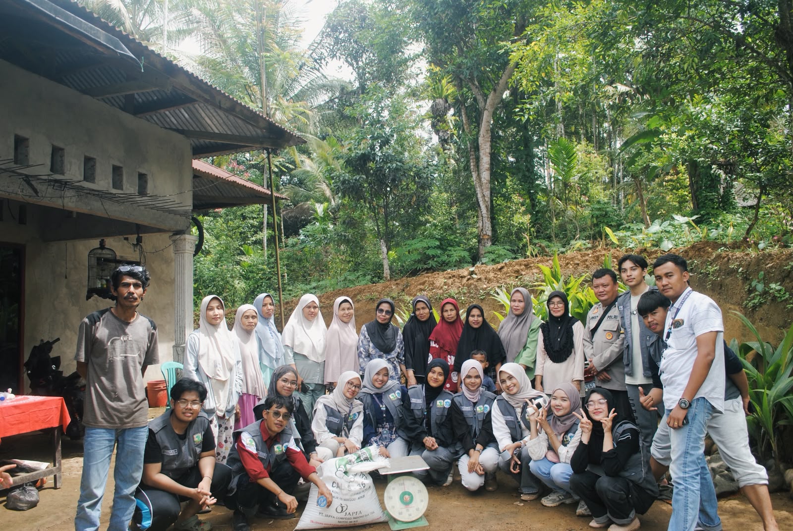 Kegiatan Demonstrasi Pembuatan Pupuk Bokashi oleh mahasiswa KKN UNand bersama KWT Korong Koto Panjang